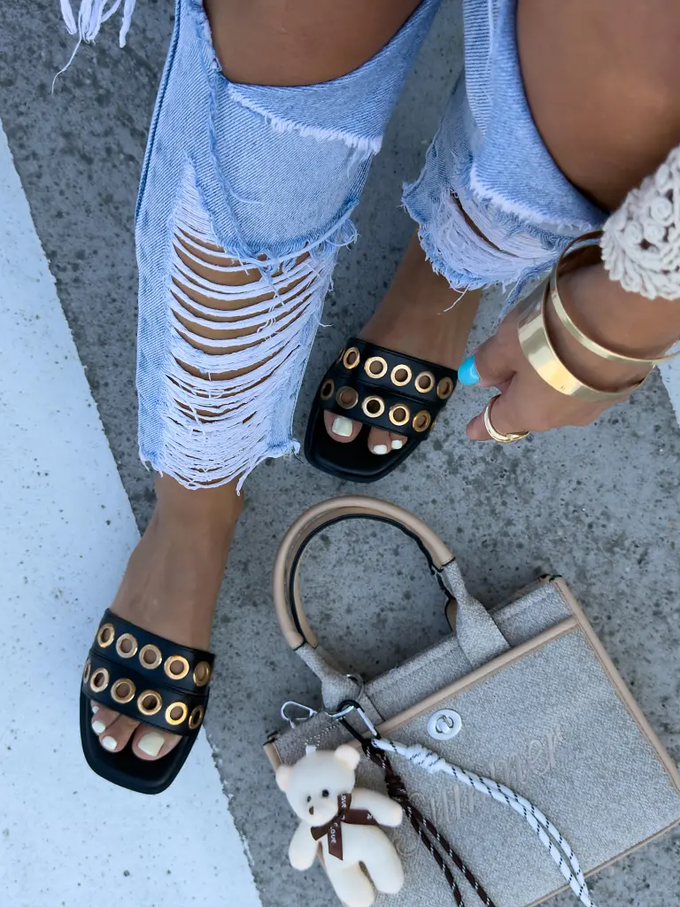 Dámske šľapky so zlatou ozdobou JULIE- - next