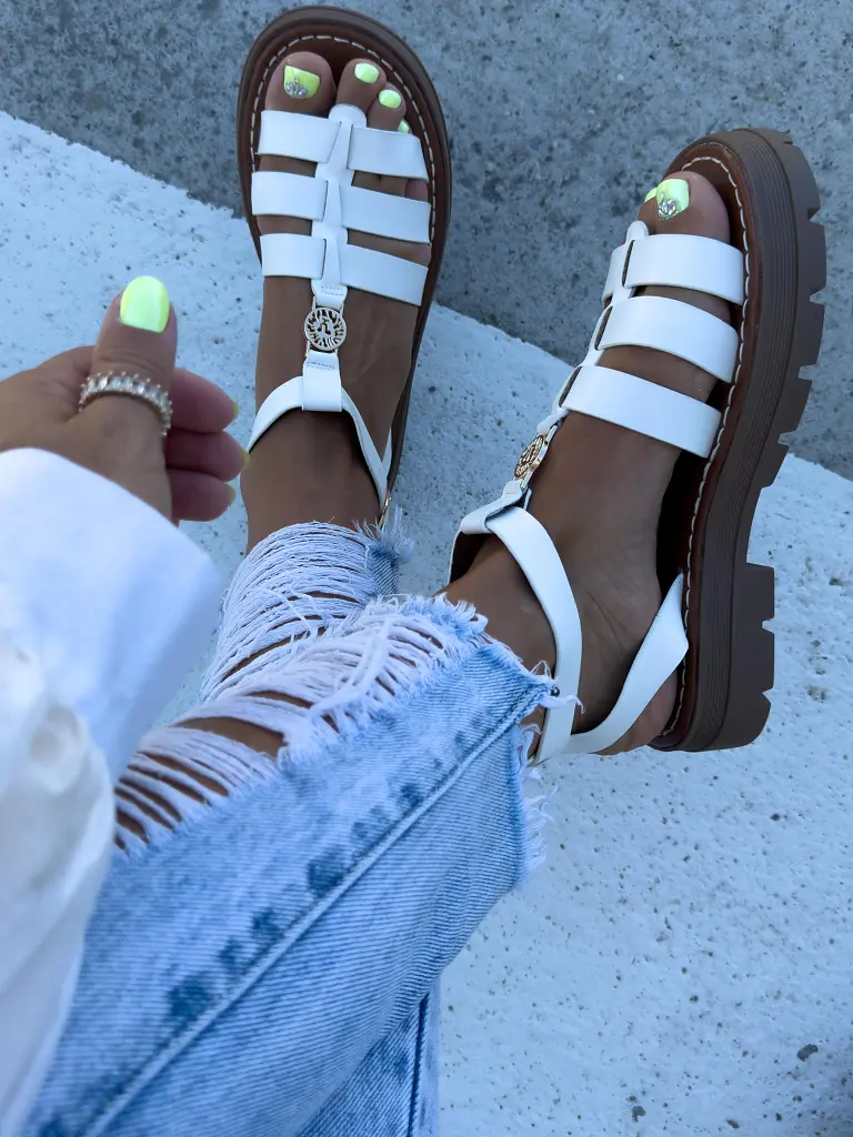 Biele sandále so zlatou ozdobou ROMANA - next