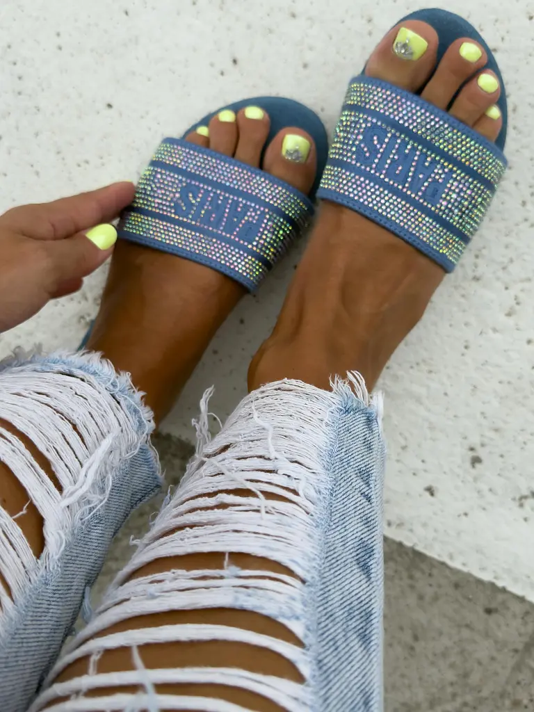 Šľapky zdobené kamienkami DETTY-