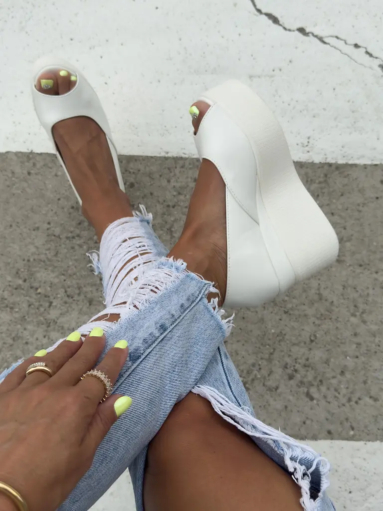 Biele sandále na platforme MANTYS- - next