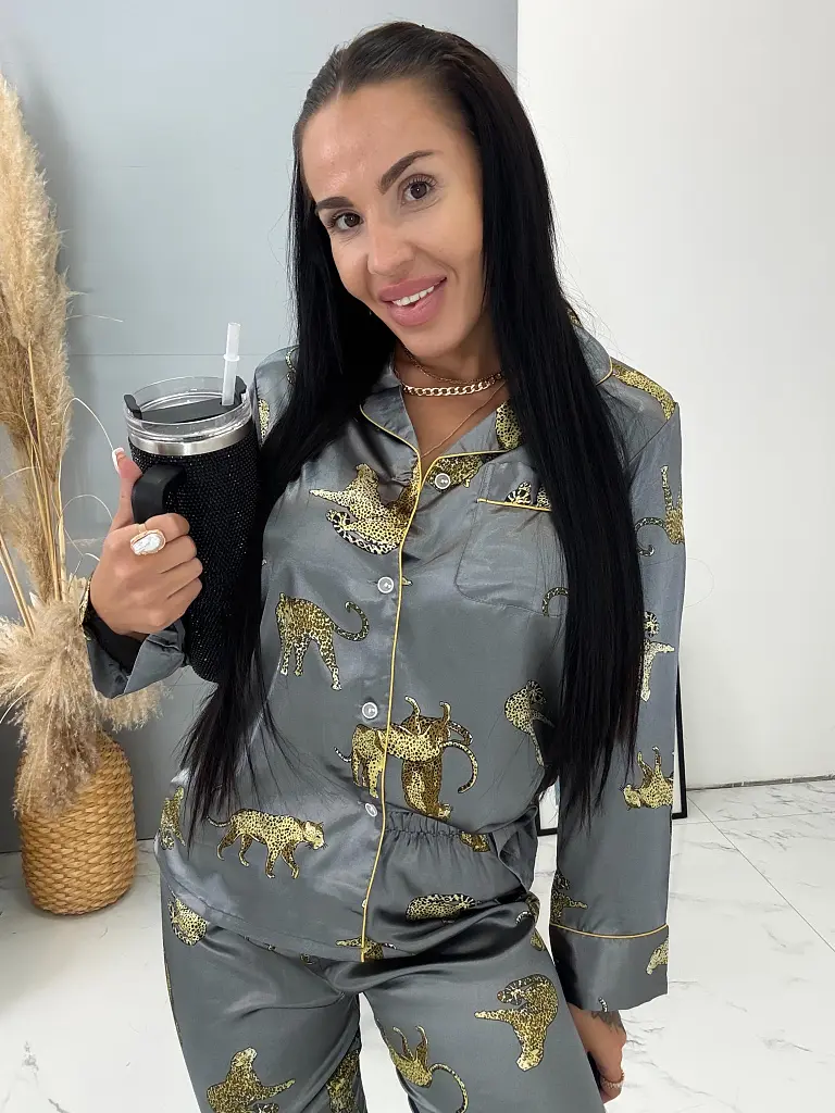 Vzorované saténové pyžamo SAFARI+ - next