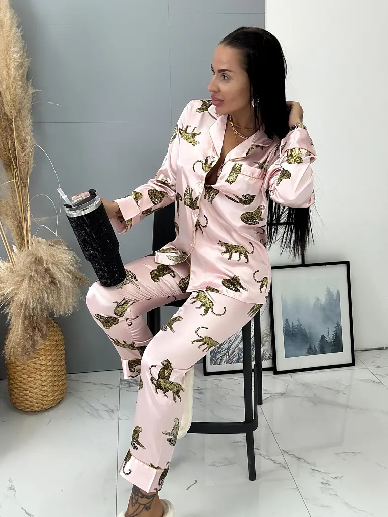 Vzorované saténové pyžamo SAFARI+