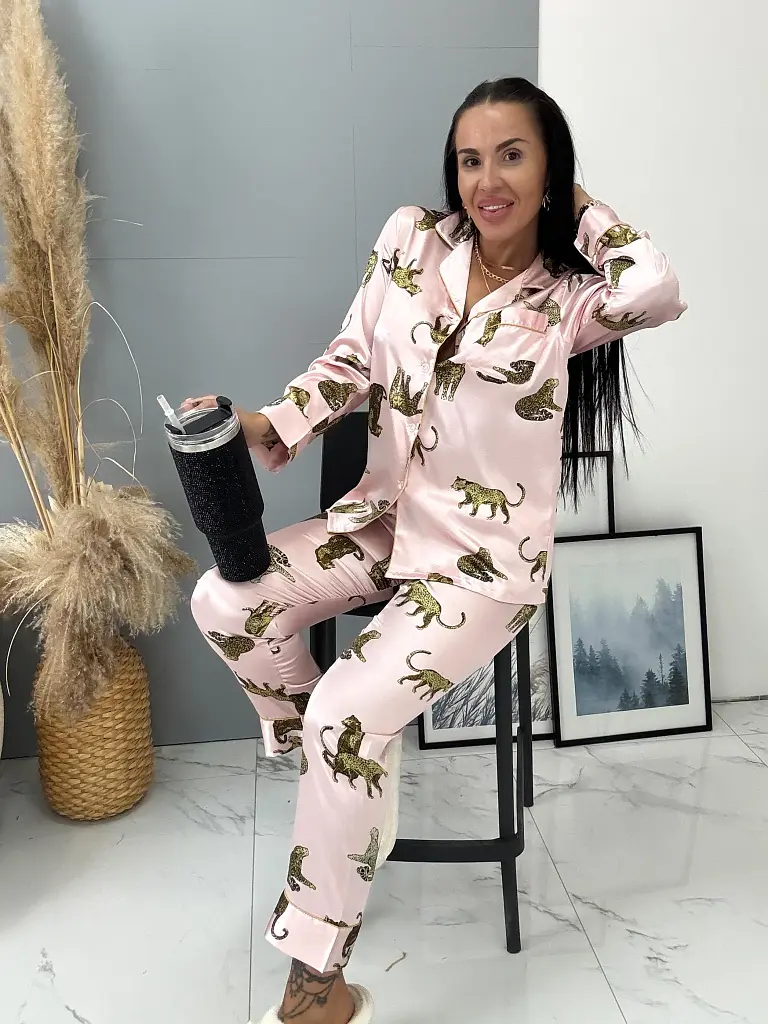 Vzorované saténové pyžamo SAFARI+ - next