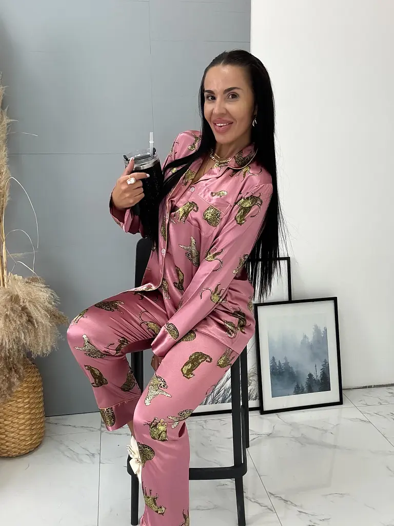 Vzorované saténové pyžamo SAFARI+ - next