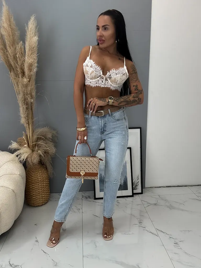 Roztrhané mom fit rifle s opaskom