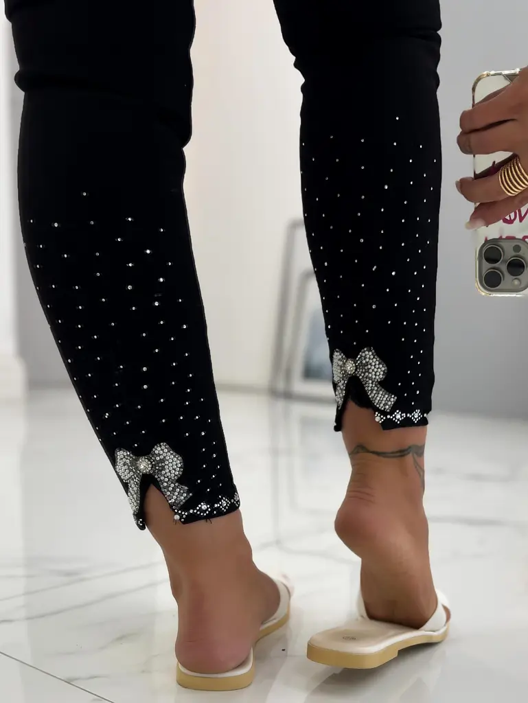 Skinny rifle zdobené kamienkami a korálikmi