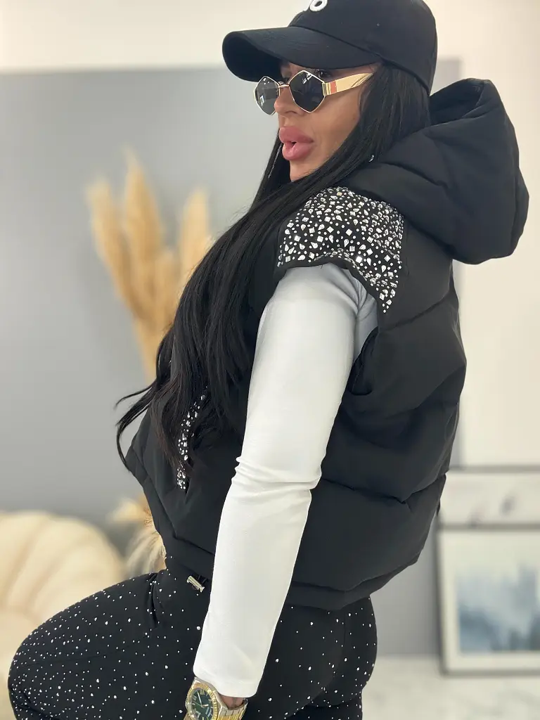 Kapucňová vesta zdobená kamienkami ROSALIE