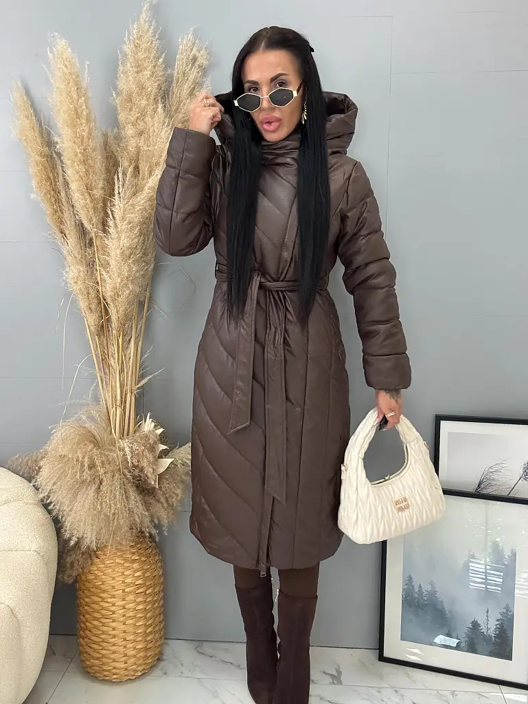 Dlhý koženkový kabát s kapucňou a opaskom JAMEA - next