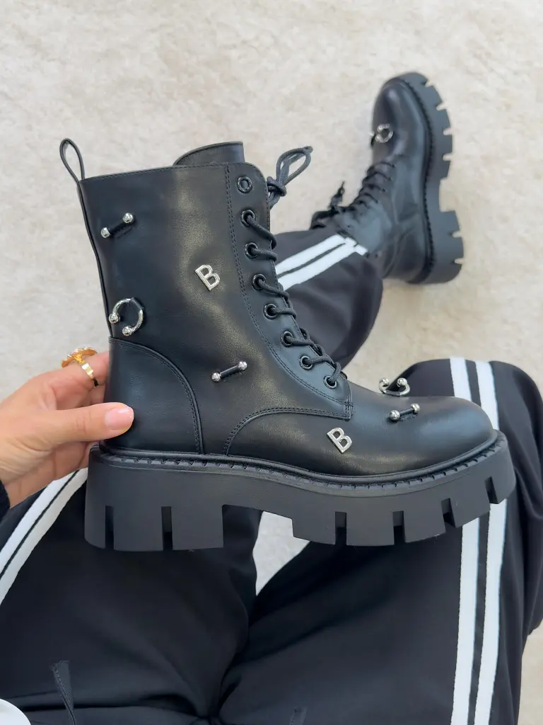 Šnúrovacie čižmy so striebornými ozdobami AYAH