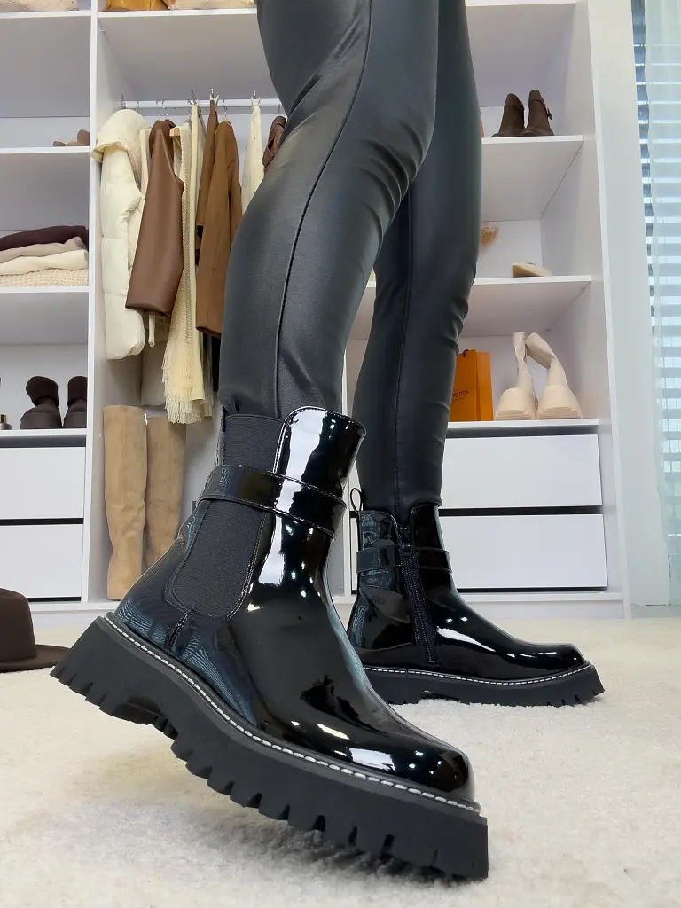 Lakované členkové čižmy VERNISA