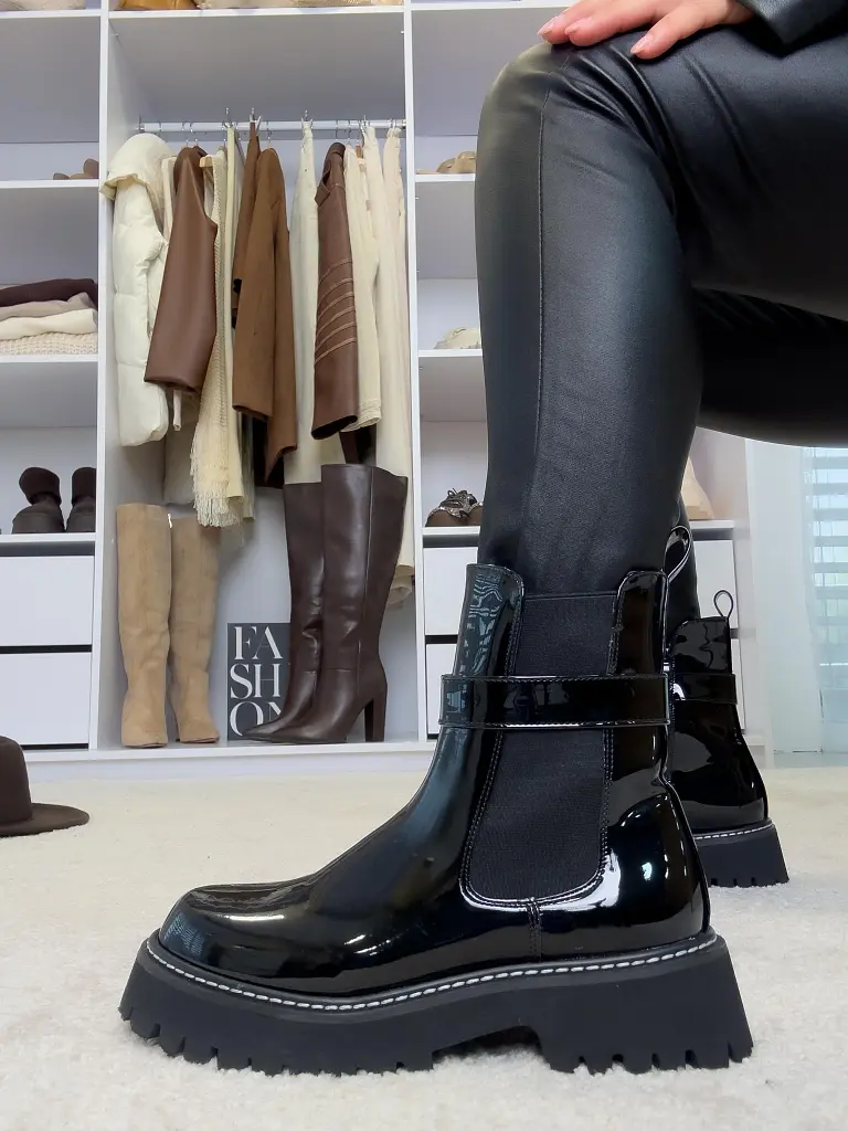 Lakované členkové čižmy VERNISA - next