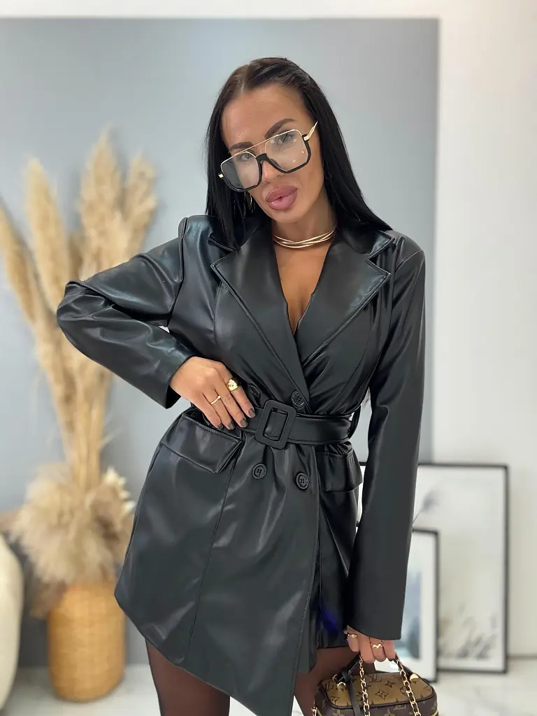 Koženkové šaty s opaskom a vypchávkami na ramenách REEVA - next