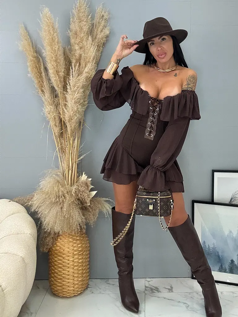 Šnurovací overál s volánikmi a odhalenými ramenami MINDY