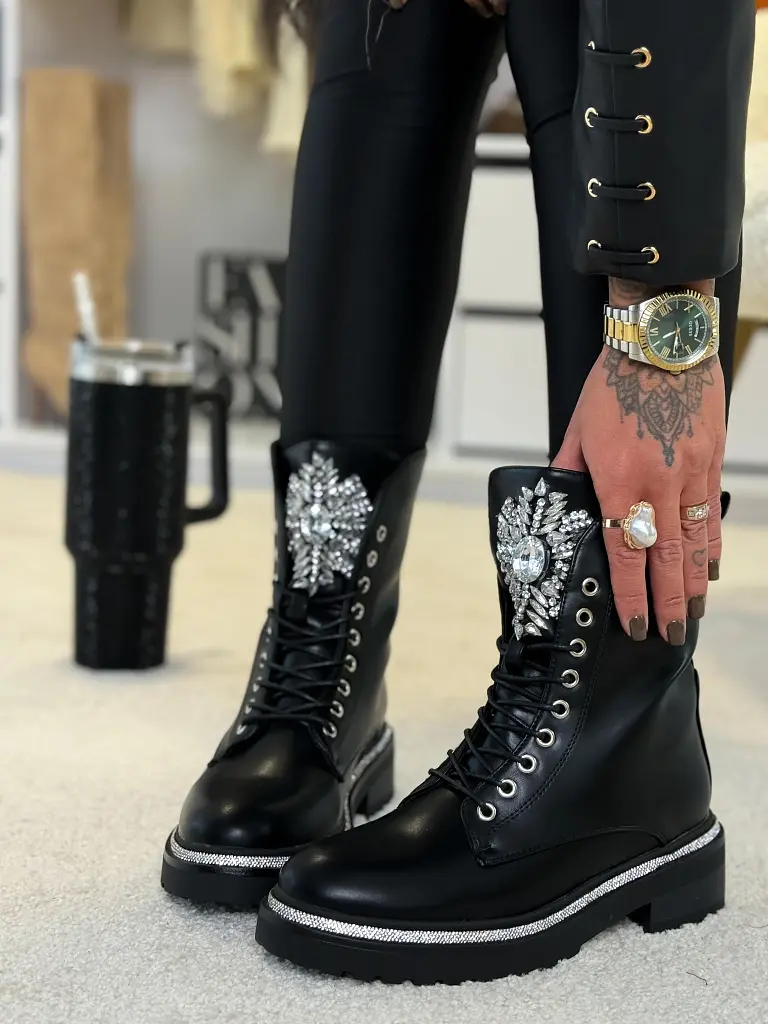 Šnúrovacie čižmy so striebornou ozdobou KENZA+