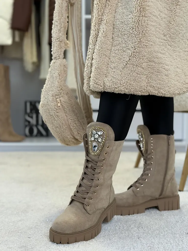 Šnúrovacie čižmy zdobené kamienkami MISENA