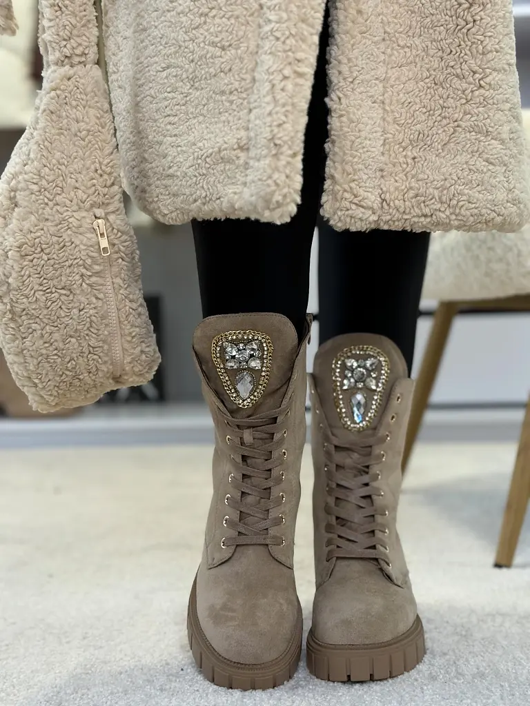 Šnúrovacie čižmy zdobené kamienkami MISENA - next