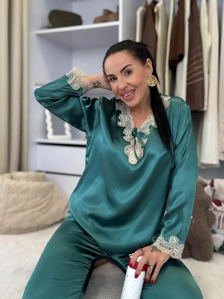 Saténové pyžamo s čipkovým lemom NAMY