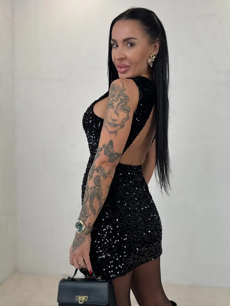 Velvet šaty zdobené flitrami CHAYA+