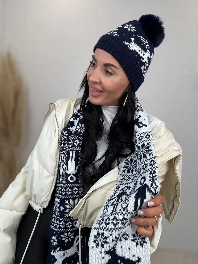 Vzorovaná teplá čiapka s brmbolcom a šálom