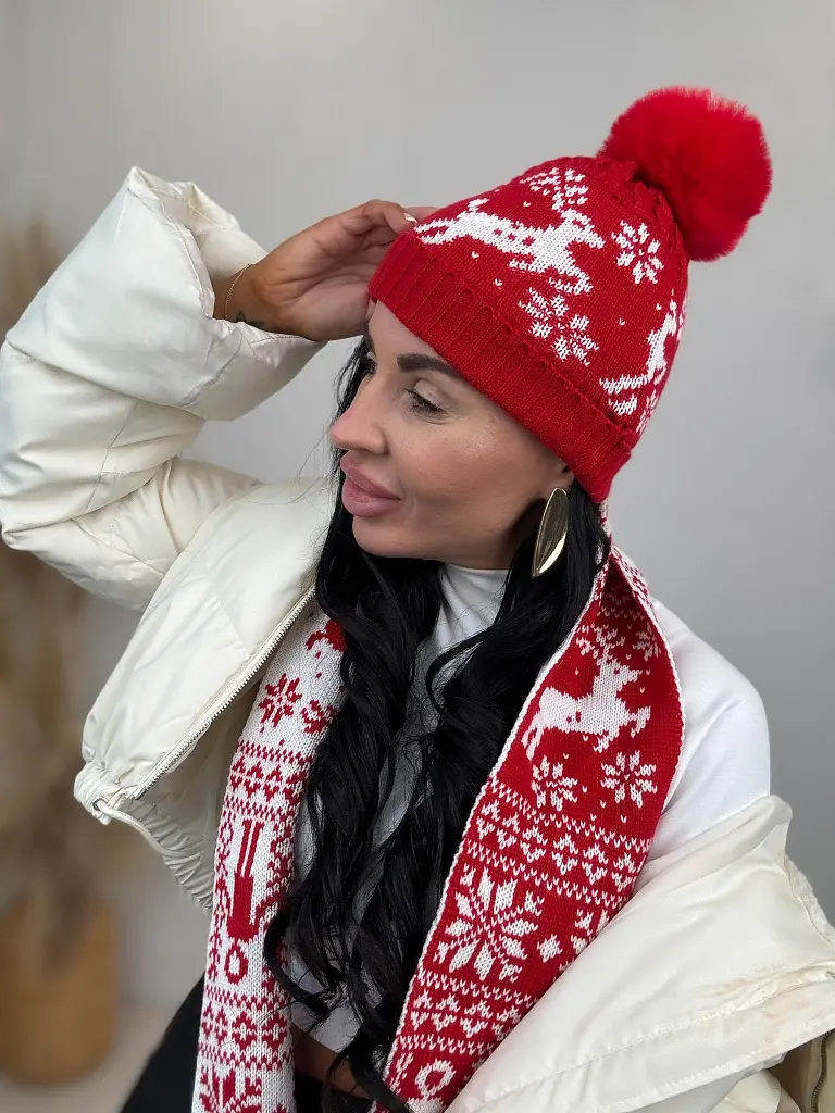 Vzorovaná teplá čiapka s brmbolcom a šálom