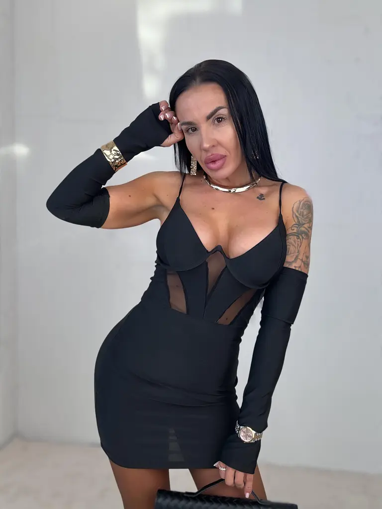 Čierne minišaty s vypchávkami SERENA - next