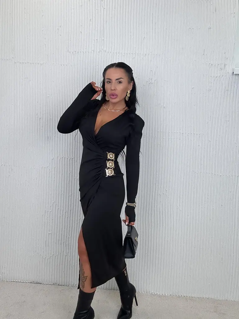 Dlhé šaty so zlatou ozdobou BRINORA