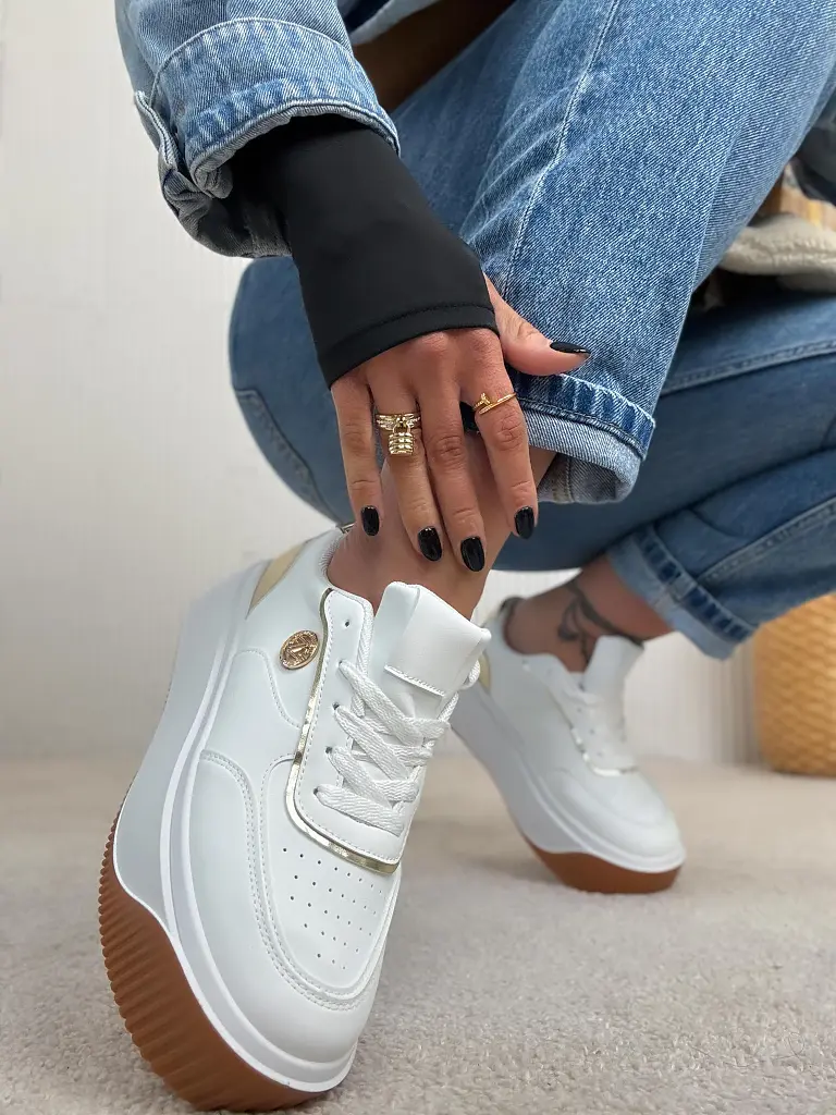 Platformové tenisky so zlatými detailmi APRYLL - next