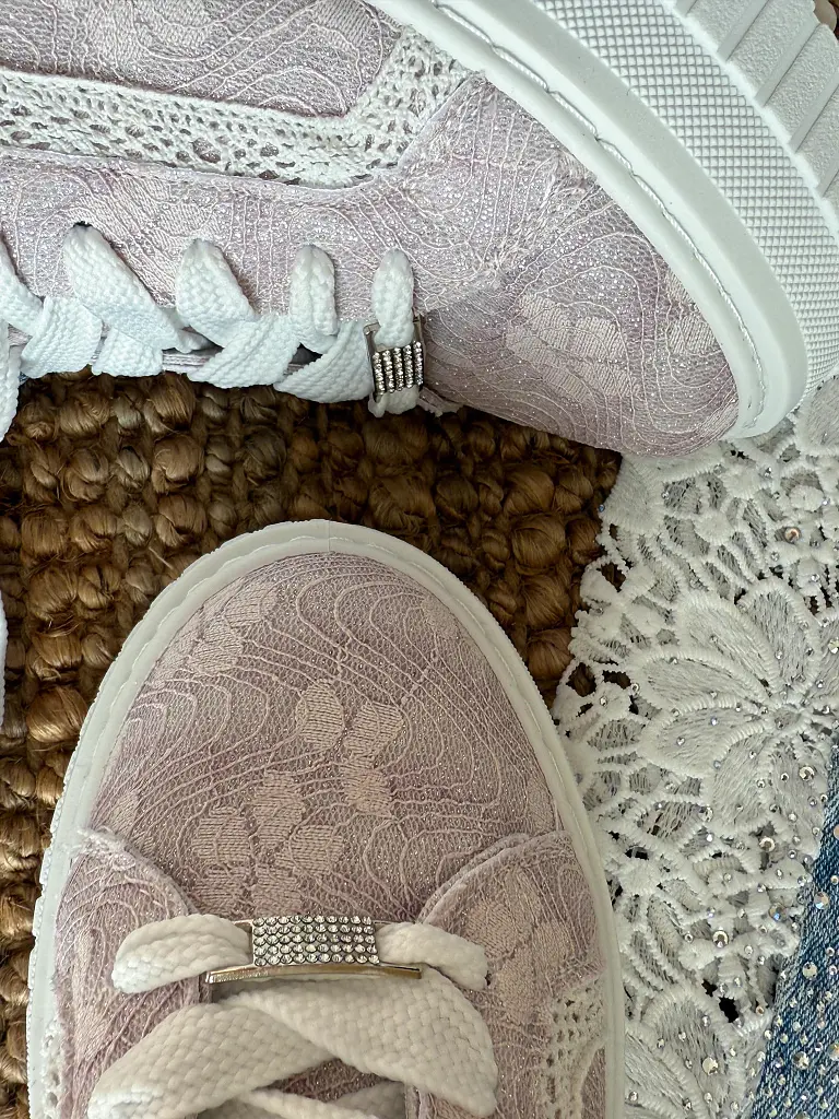 Trblietavé tenisky zdobené čipkou ANIRMA - next