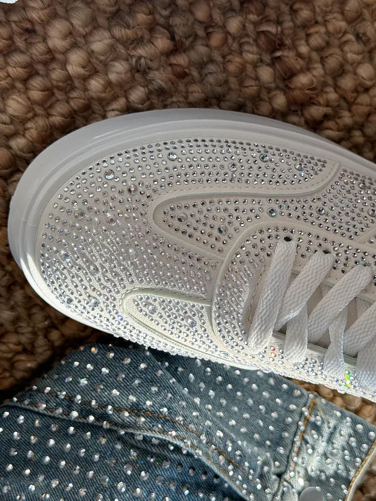 Platformové tenisky zdobené kamienkami CHILA - next