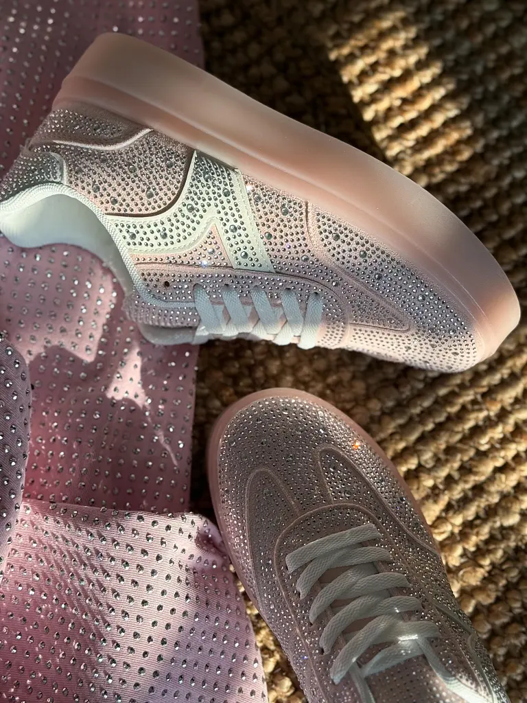 Platformové tenisky zdobené kamienkami CHILA - next