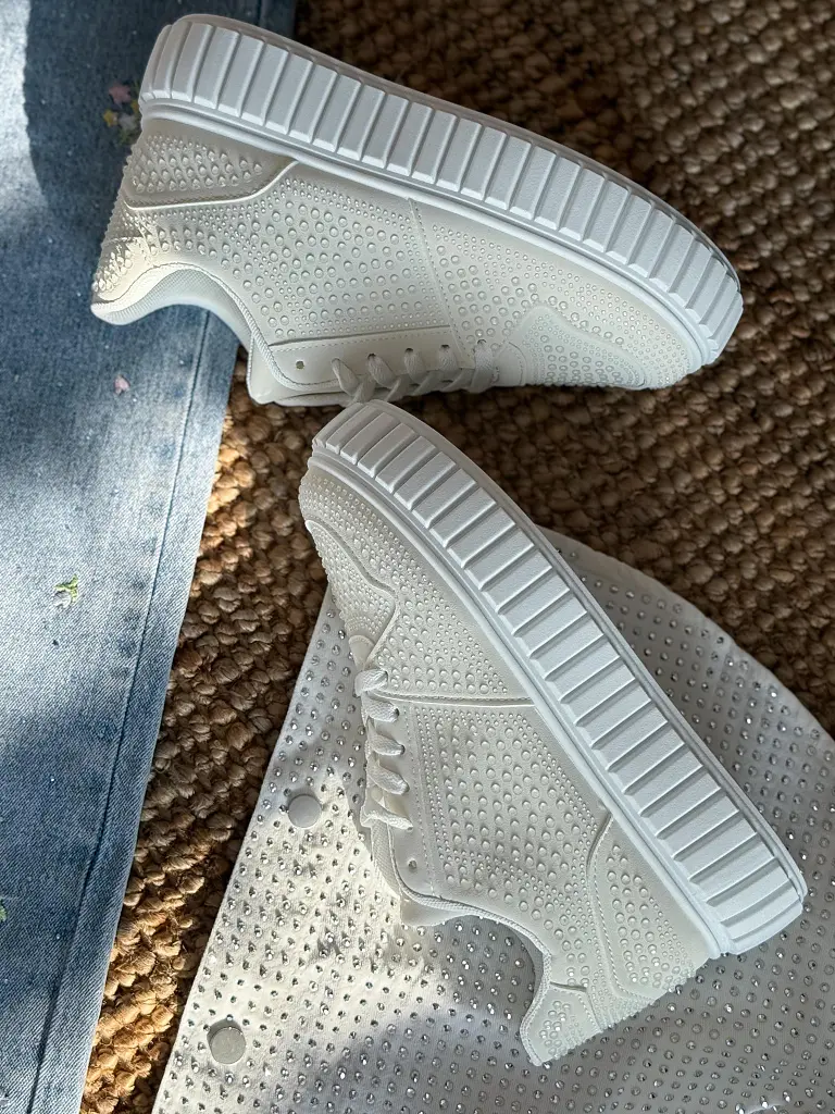 Platformové tenisky zdobené kamienkami BREDA - next