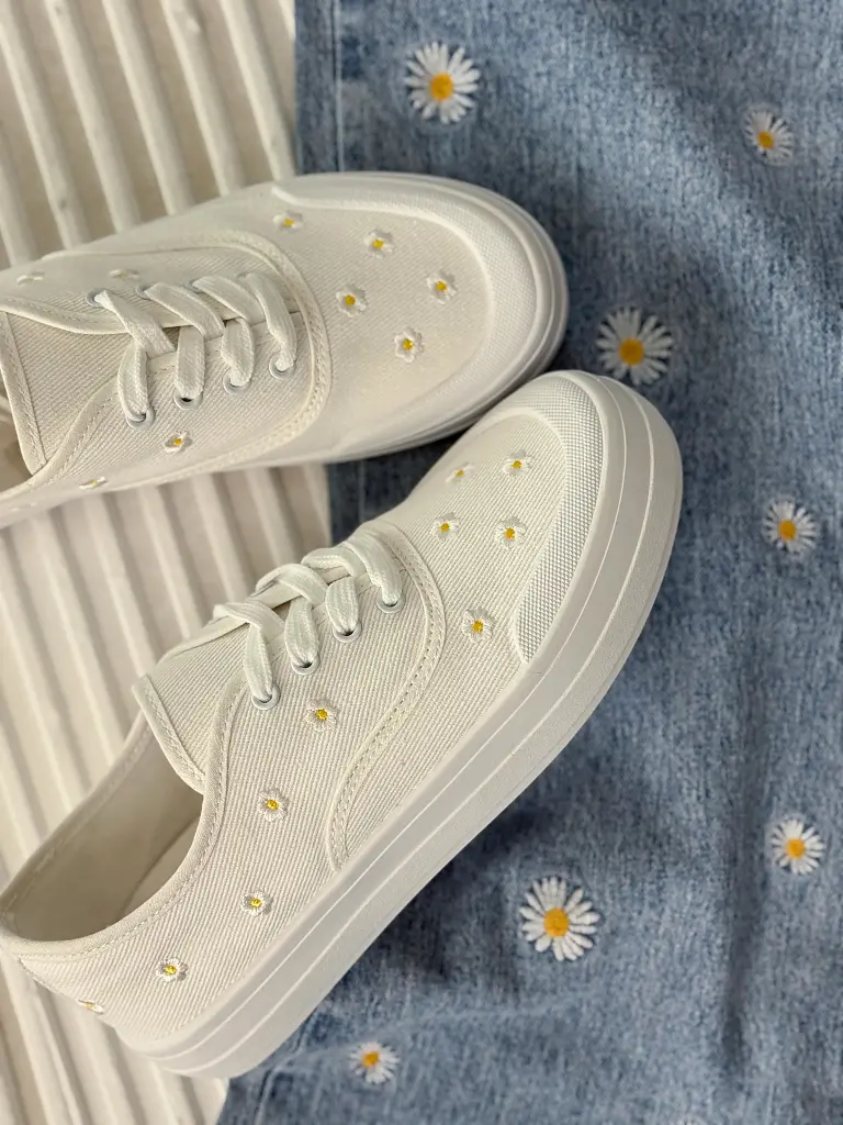 Platformové tenisky zdobené výšivkou EMALY