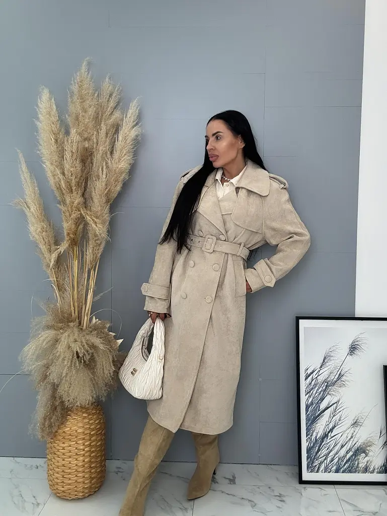 Trenčkotový kabát s vypchávkami a opaskom ASINA