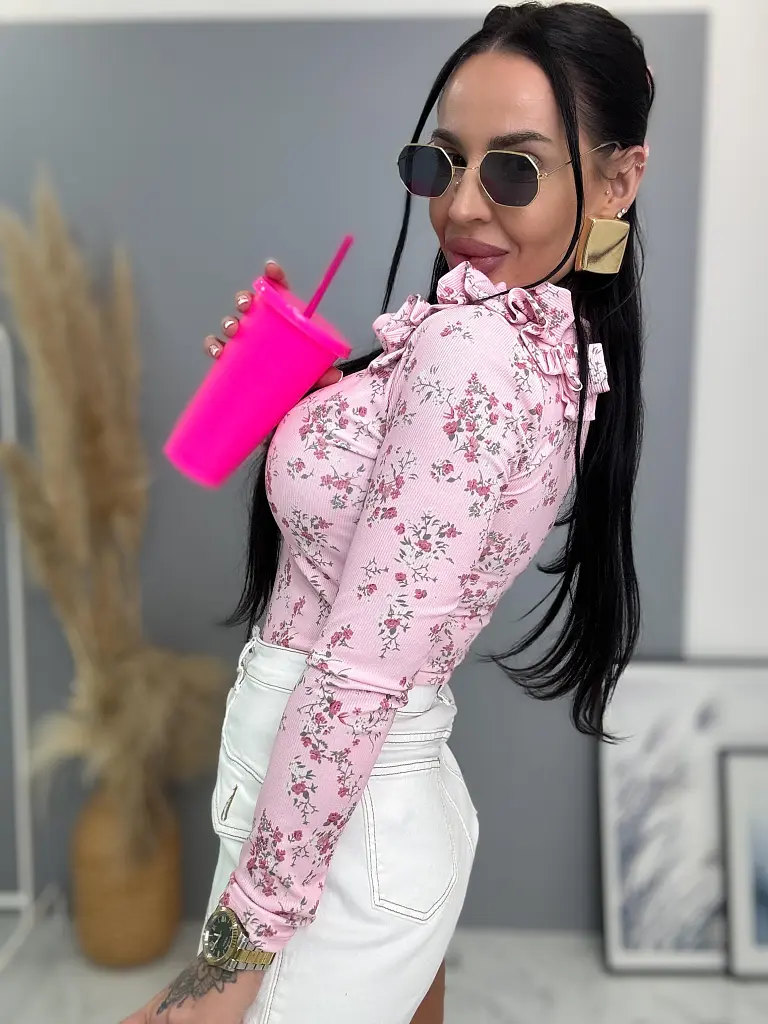 Rebrované kvetované tričko s volánom na ramene HELENIA - next