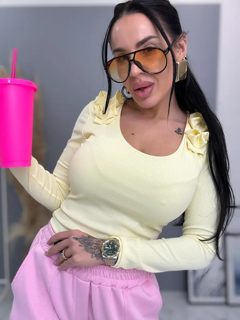 Rebrovaný top s volánom na ramene MARLONA - next