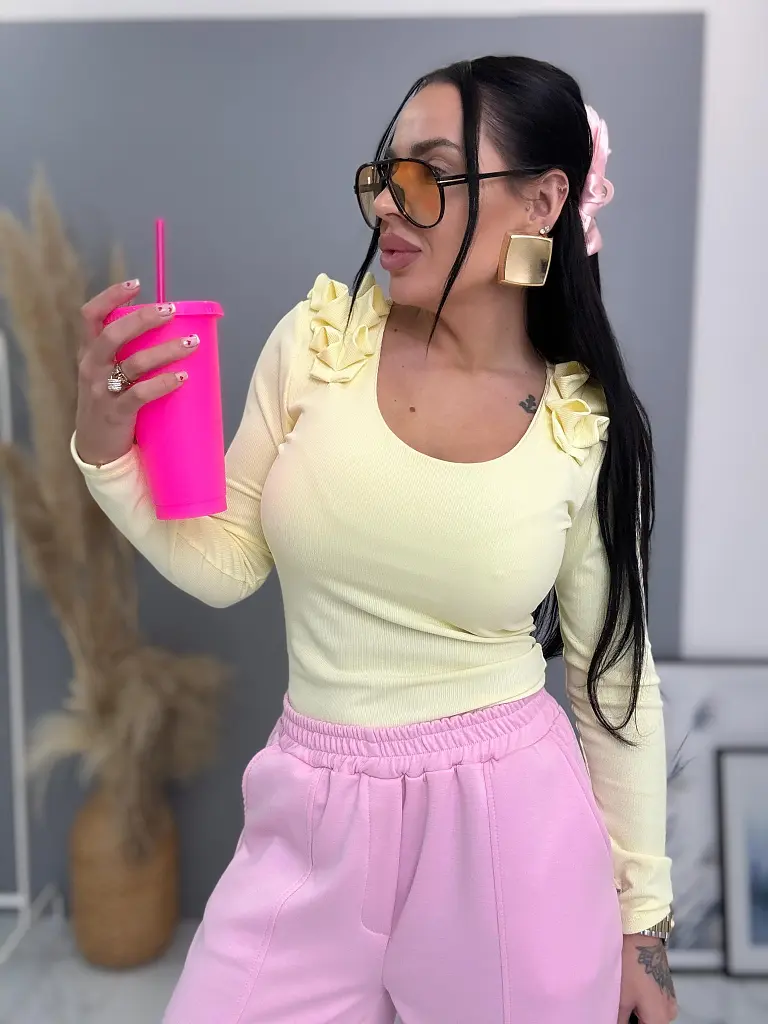 Rebrovaný top s volánom na ramene MARLONA