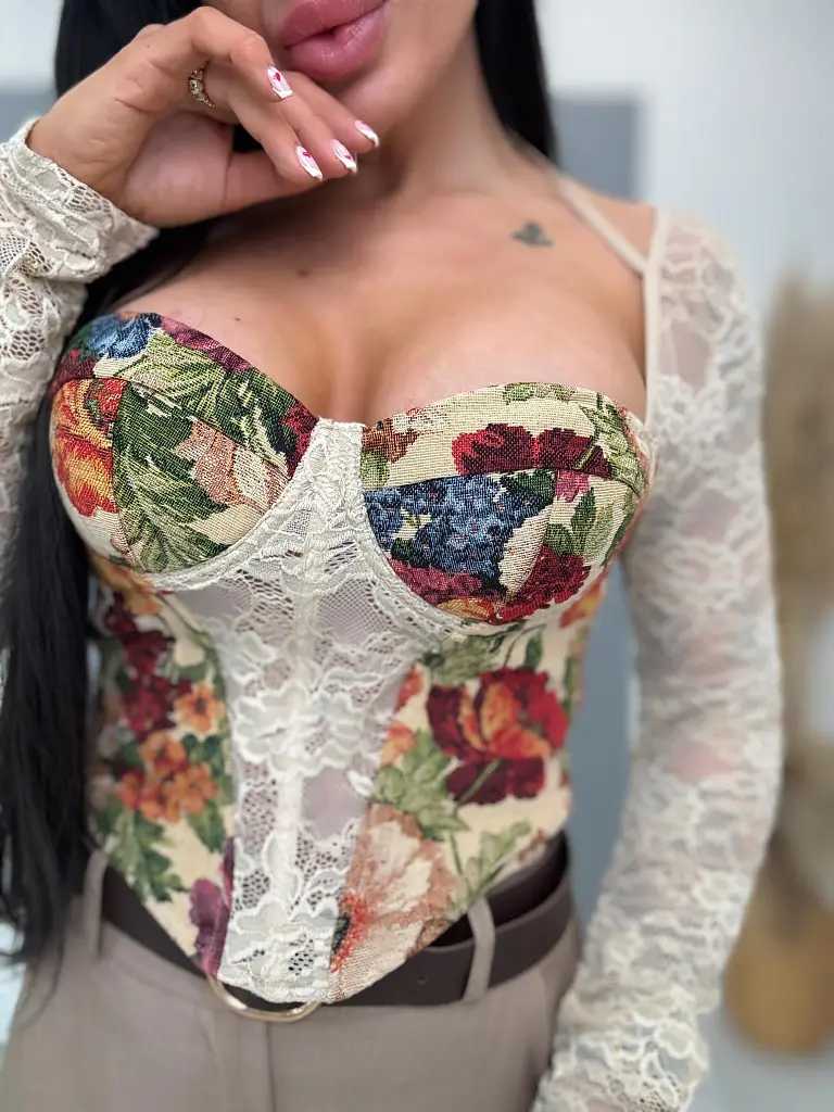 Kvetovaný korzetový top s čipkou a vypchávkami ANAA - next