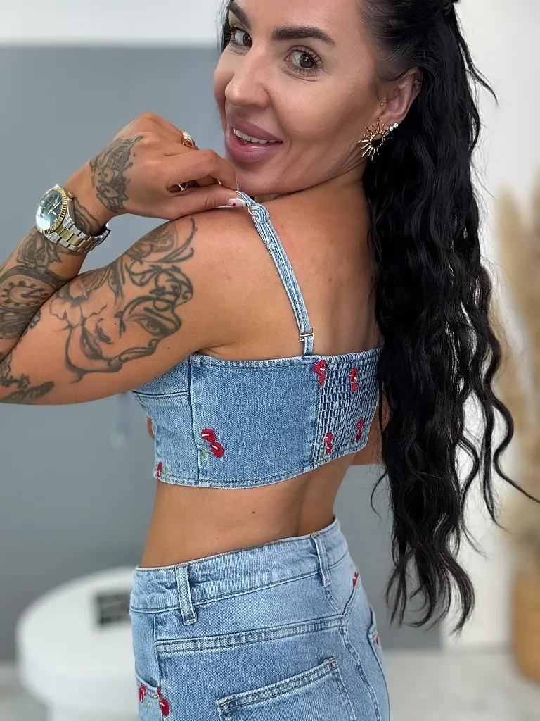 Denim crop-top zdobené s čerešňovou výšivkou CHERRY - next