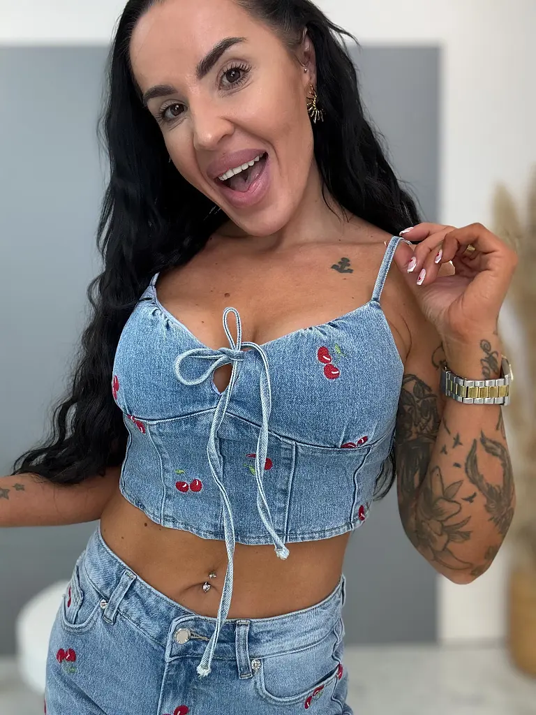 Denim crop-top zdobené s čerešňovou výšivkou CHERRY