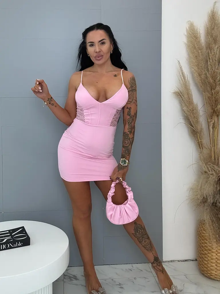 Ramienkové minišaty zdobené čipkou s vypchávkami  RENEIA