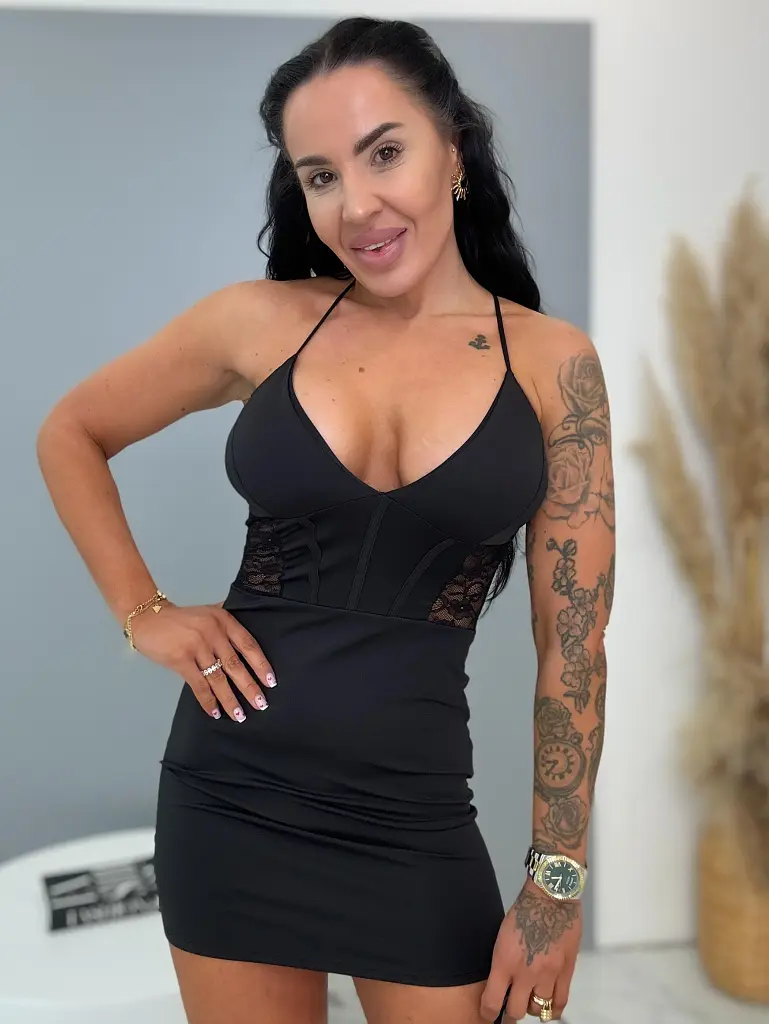 Ramienkové minišaty zdobené čipkou s vypchávkami  RENEIA