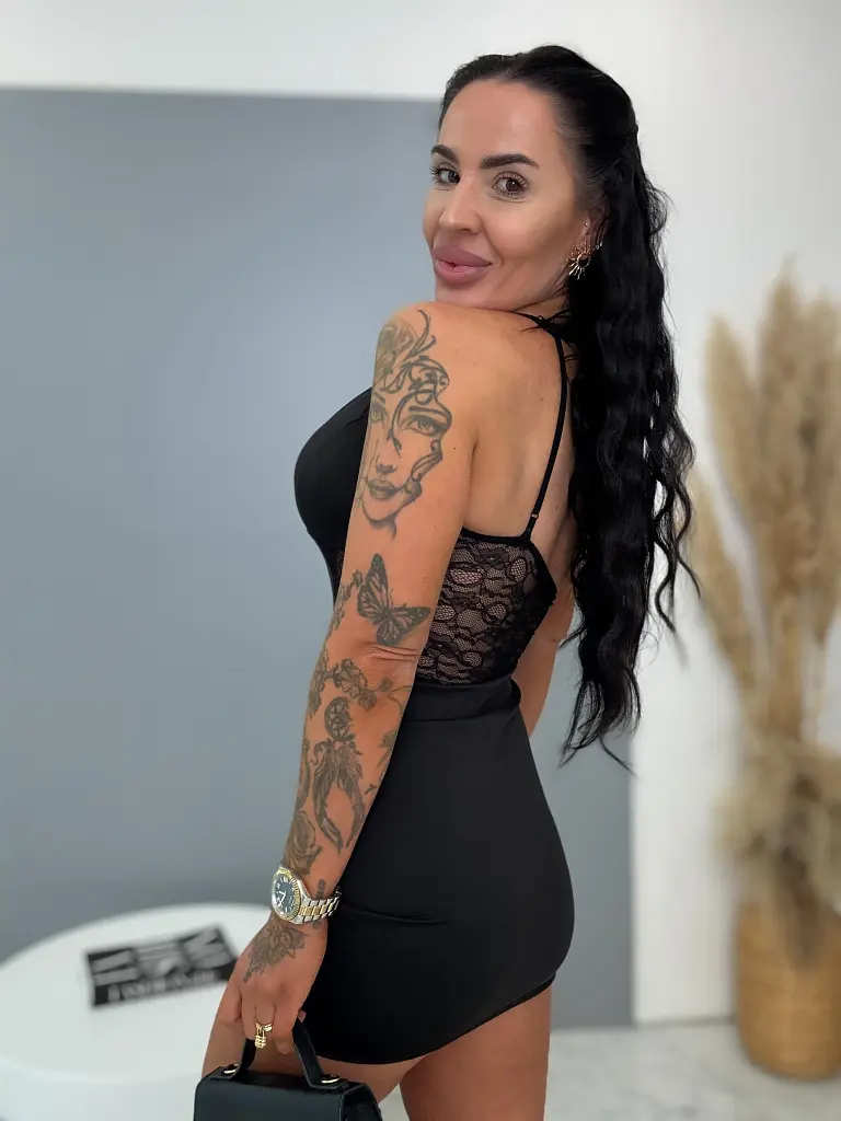 Ramienkové minišaty zdobené čipkou s vypchávkami  RENEIA - next