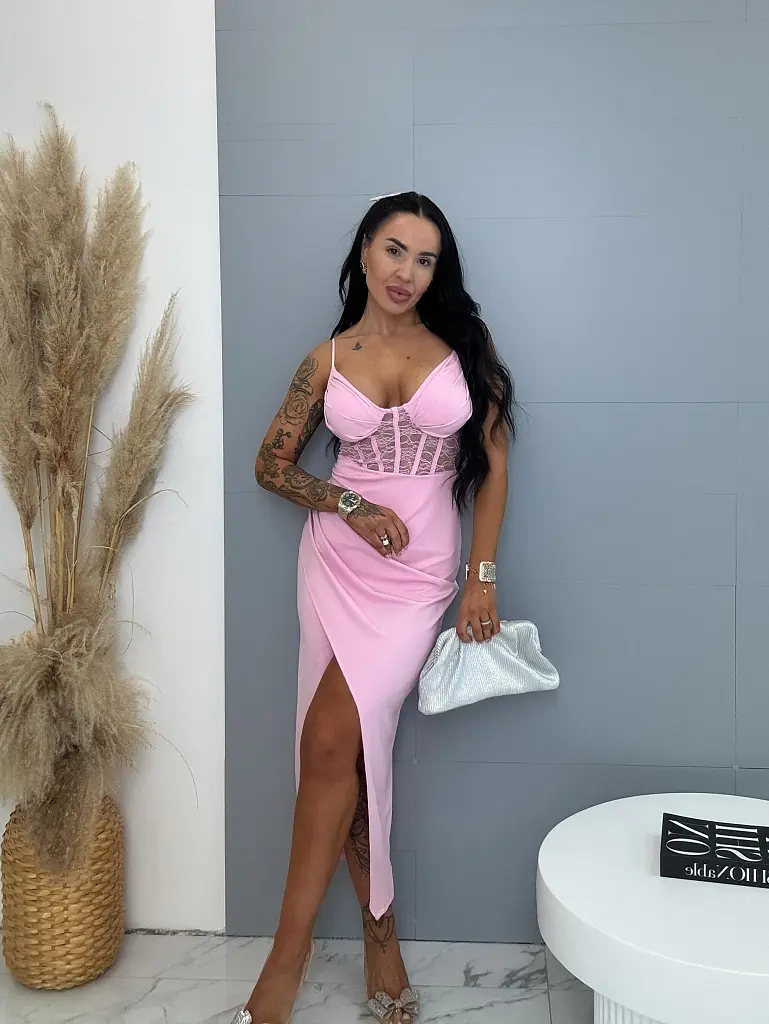 Dlhé šaty zdobené čipkou s vypchávkami ERINNE