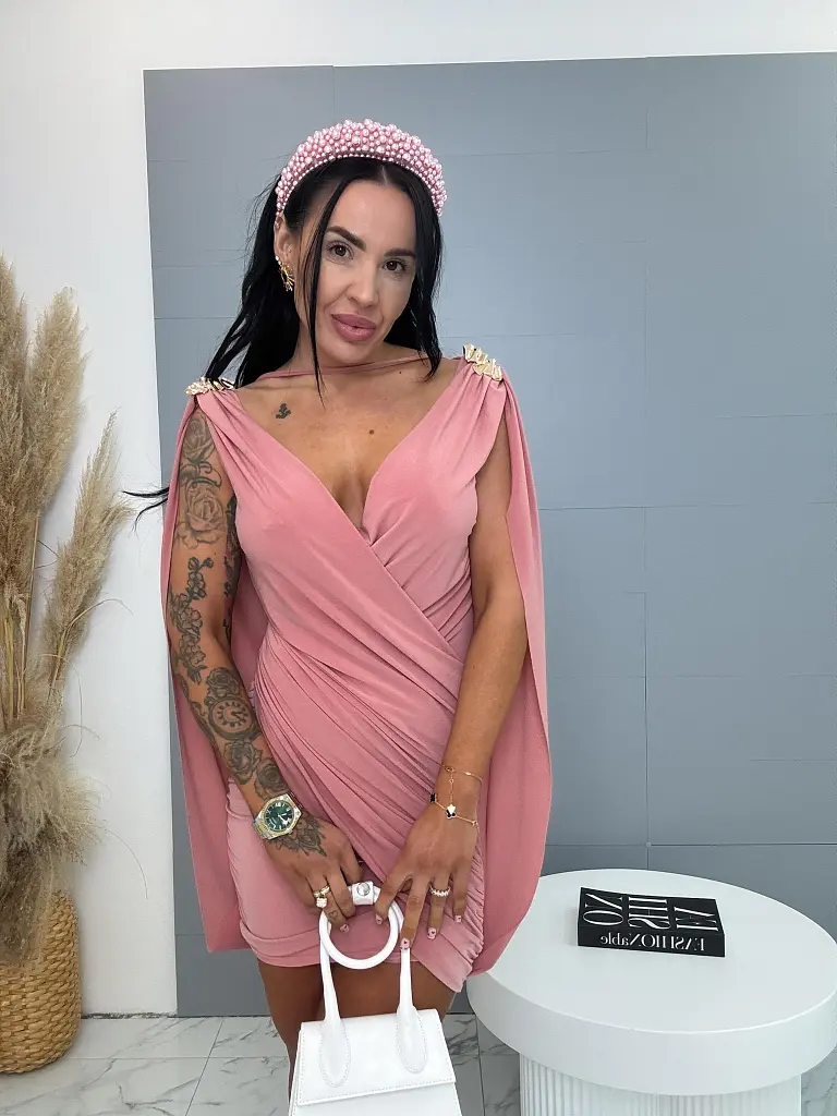 Šaty v gréckom štýle so zlatou brošňou ANELIA