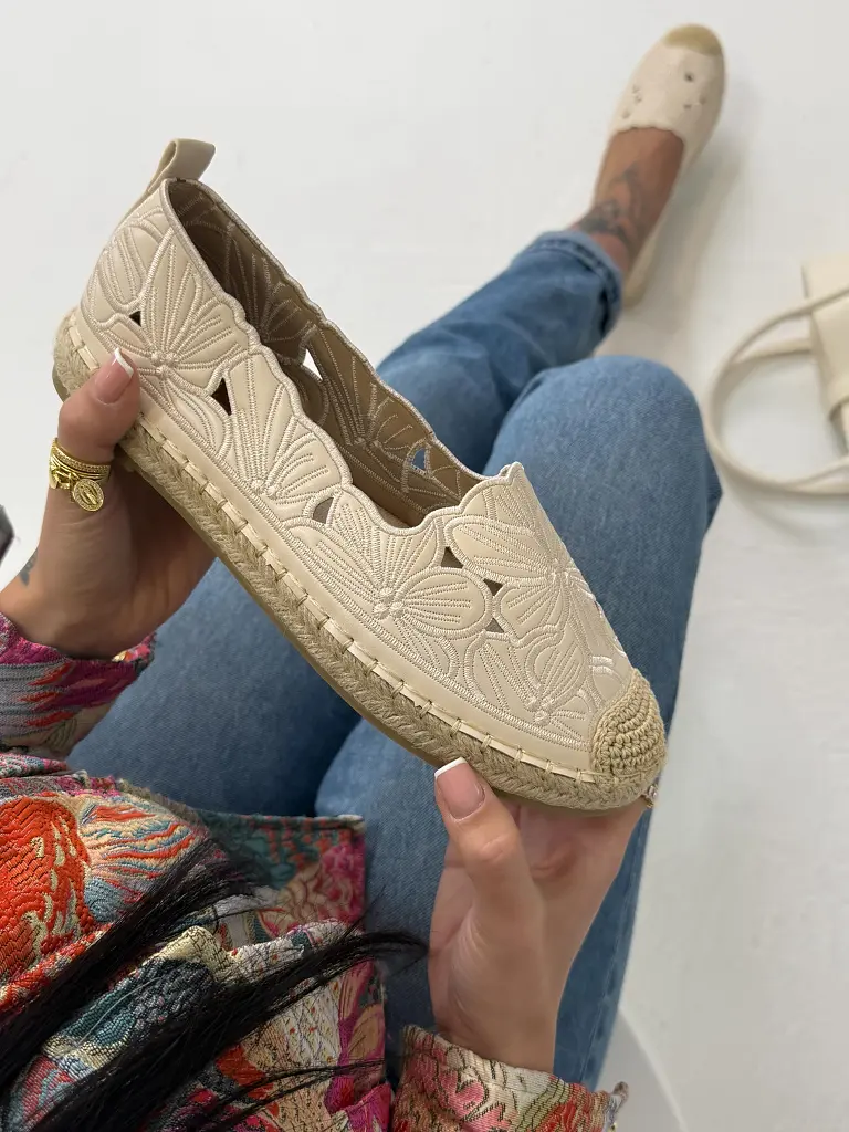  Vyšívané dámske mokasíny FLORA