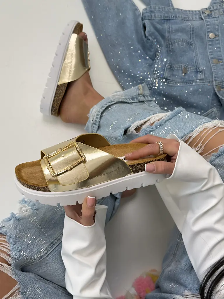  Dámske šľapky so zlatou ozdobou BEA