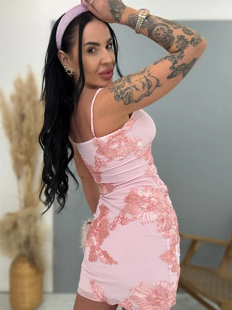 Ramienkové minišaty zdobené s 3D kvetmi INGRID - next