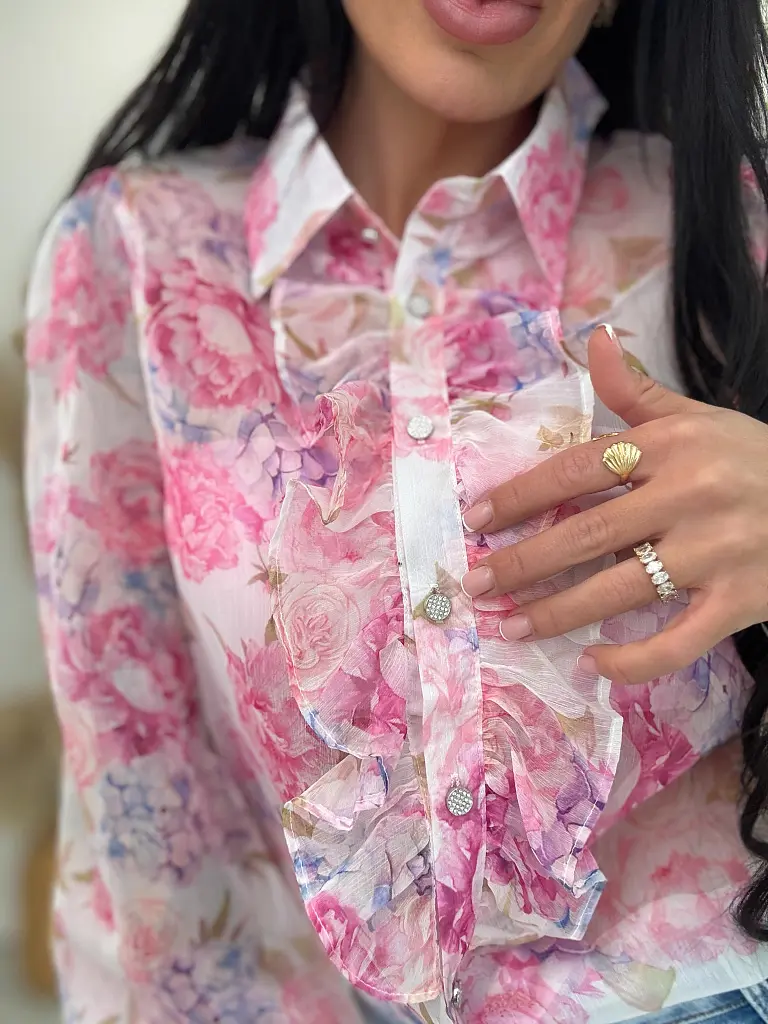 Kvetovaná blúzka ozdobnou sponou s kamienkami ROSE - next
