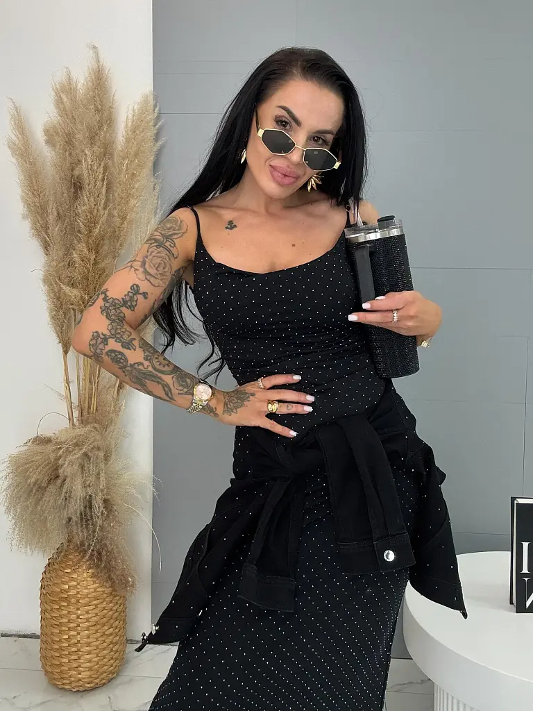 Trblietavé šaty zdobené kamienkami STERRY