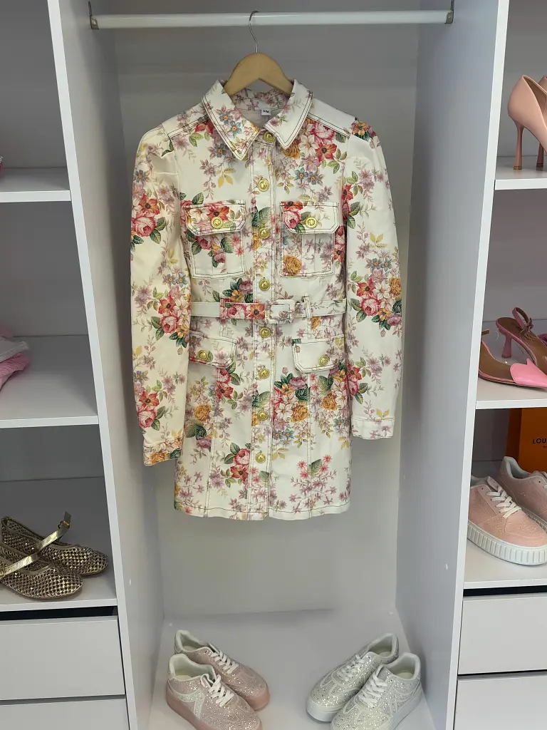 Kvetované denim šaty na gombíky s opaskom AMELY  - next